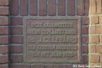 Gedenksteen naast de hoofdingang.
<br/>
Gert-Jan Lobbes, 2017
